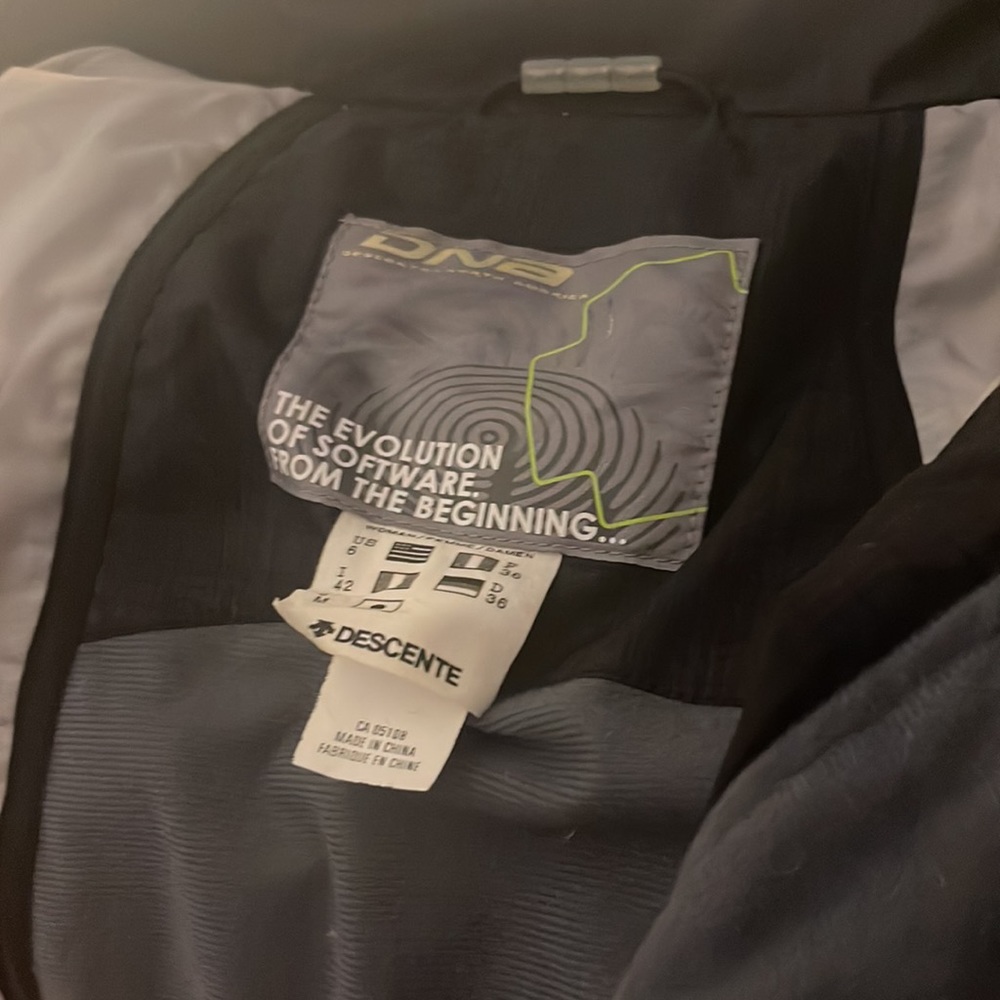 Like New Barely Worn Descente Ski Jacket - image 3
